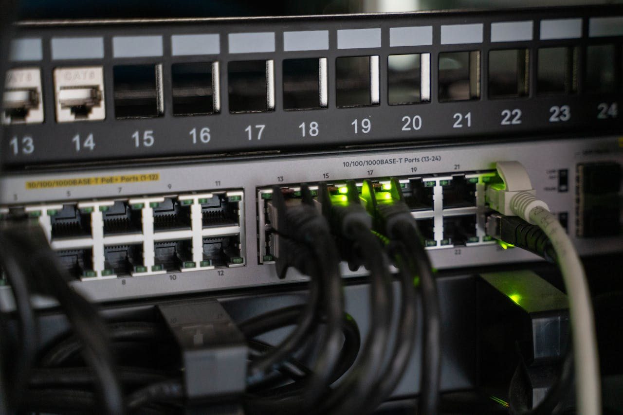 Netzwerk-Switch mit angeschlossenen Kabeln